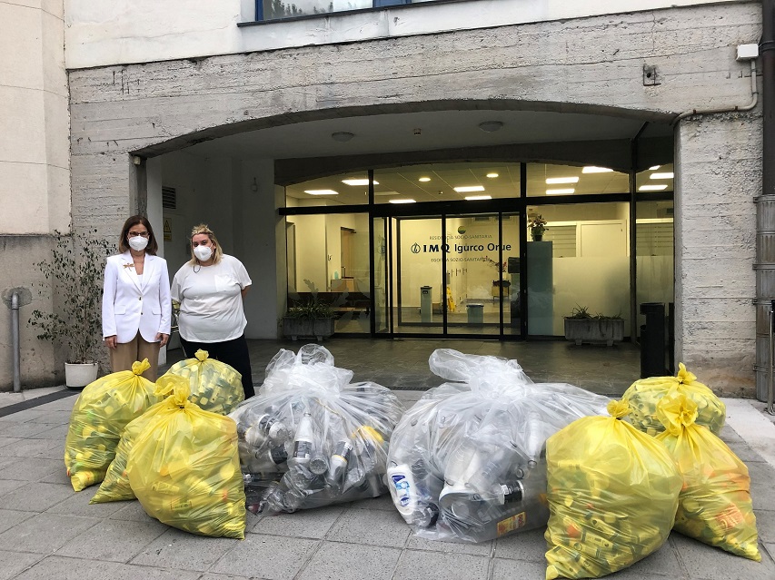 Las personas mayores, familiares y profesionales de IMQ Igurco donan al niño Aingeru casi cien kilos de tapones solidarios